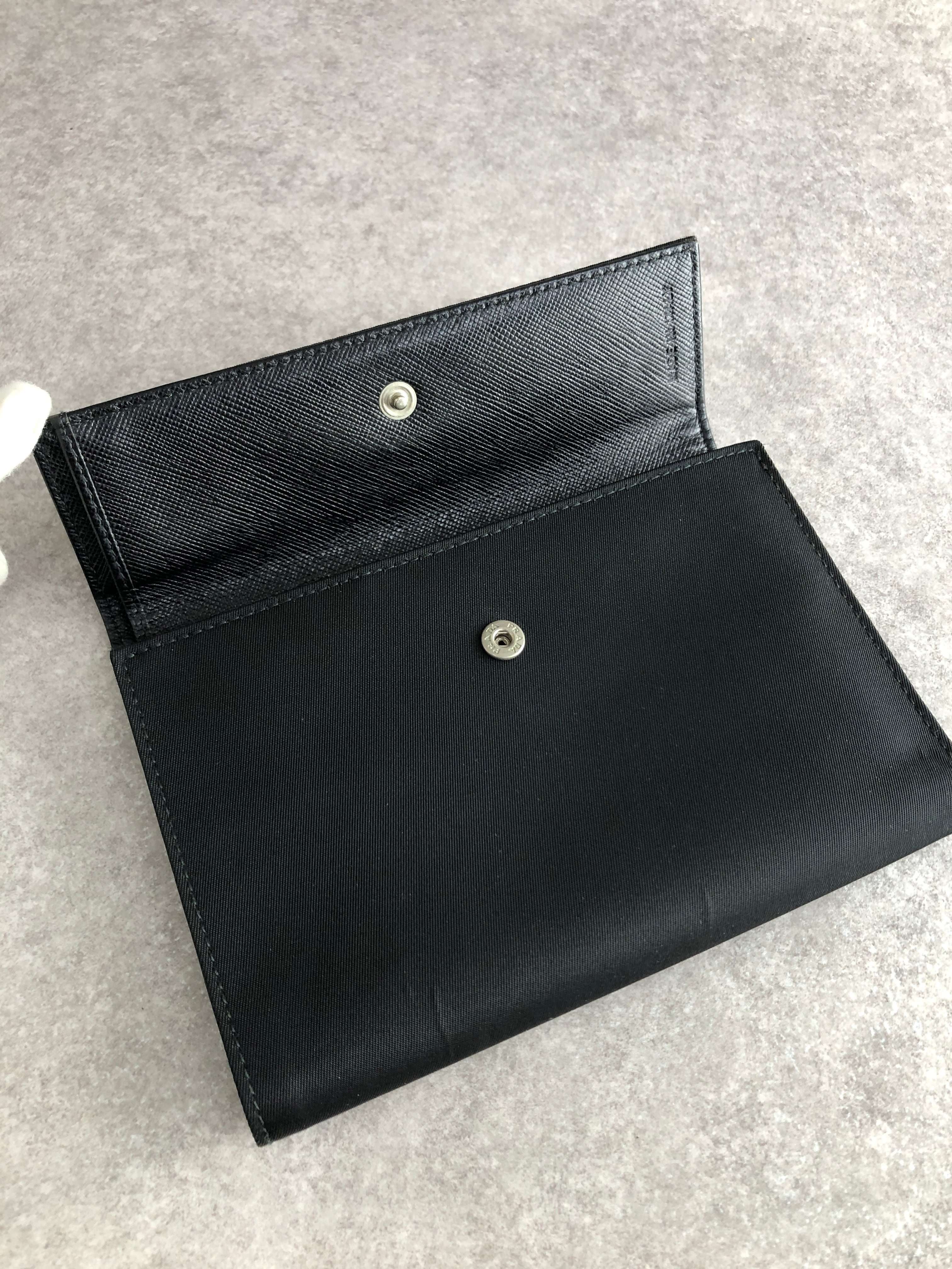 PRADA プラダ ナイロン トライアングル ロゴ 三つ折り財布 ブラック PRADA プラダ 財布 ブラック トライアングルロゴ ナイロン 3つ折り