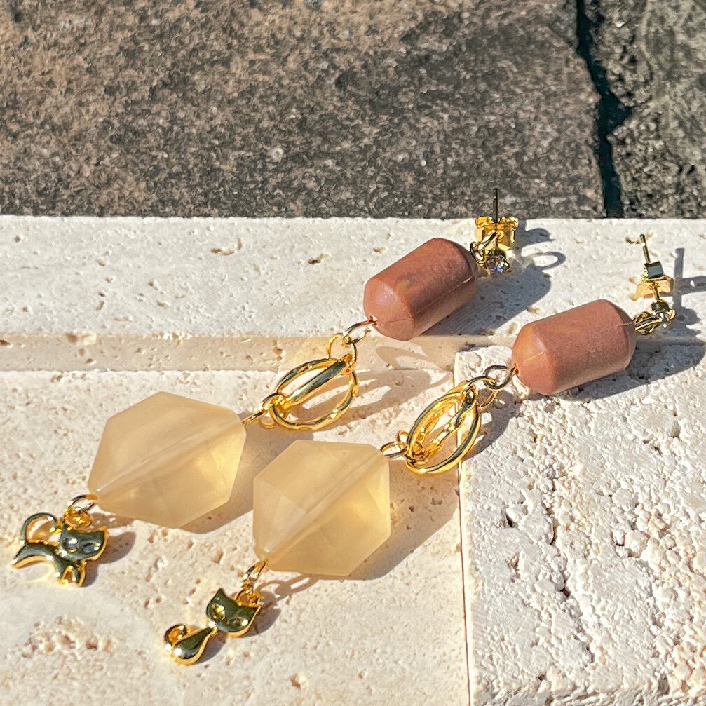 よく見ると猫シリーズ ヴィンテージビーズ クレヨンみたいなビーズと