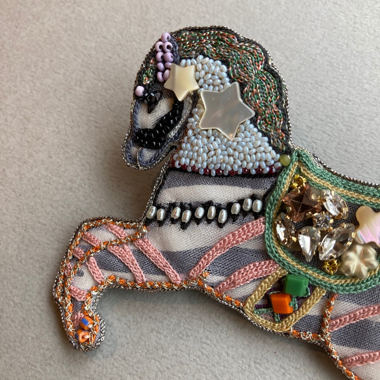 藤(ラタン)菜の花結びブローチ  大 受注制作〉ラタンアクセサリー ブローチ 籐編み/水引き