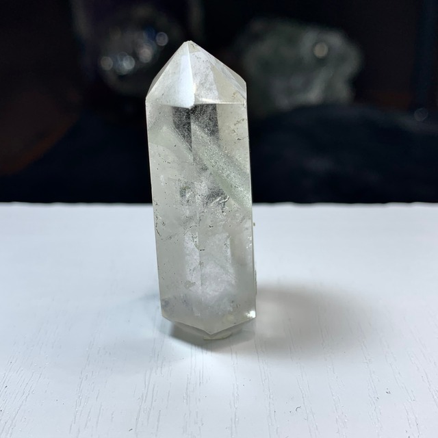 透明度が高い希少なホワイトファントム・マニカラン水晶ポイント