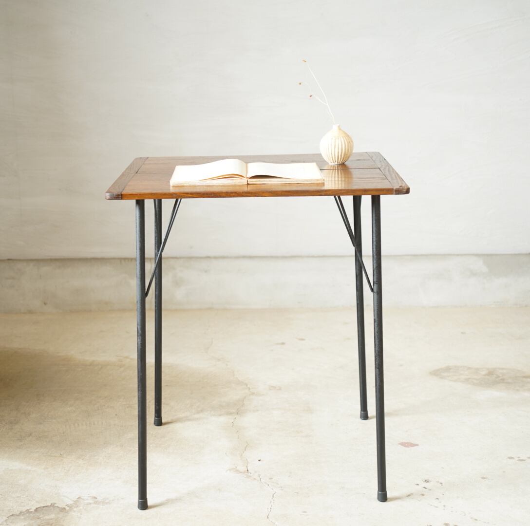 アイアン脚のテーブル