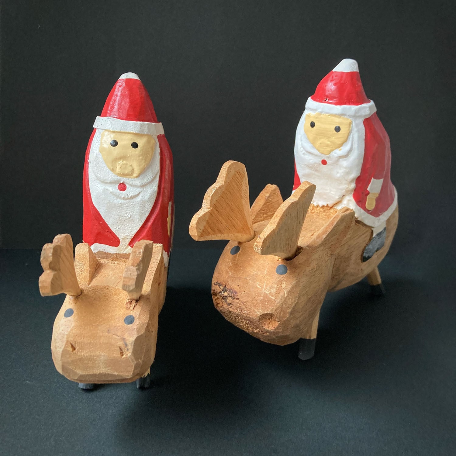 トナカイに乗ったサンタ置物M(18cm)