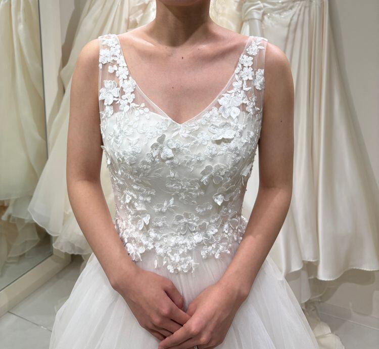 ウェディングドレス Vネックドレス ノースリーブ 花柄のモチーフ刺繍が  