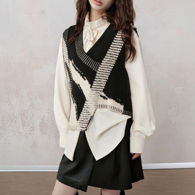 Abstract border V-neck knit vest C1605
