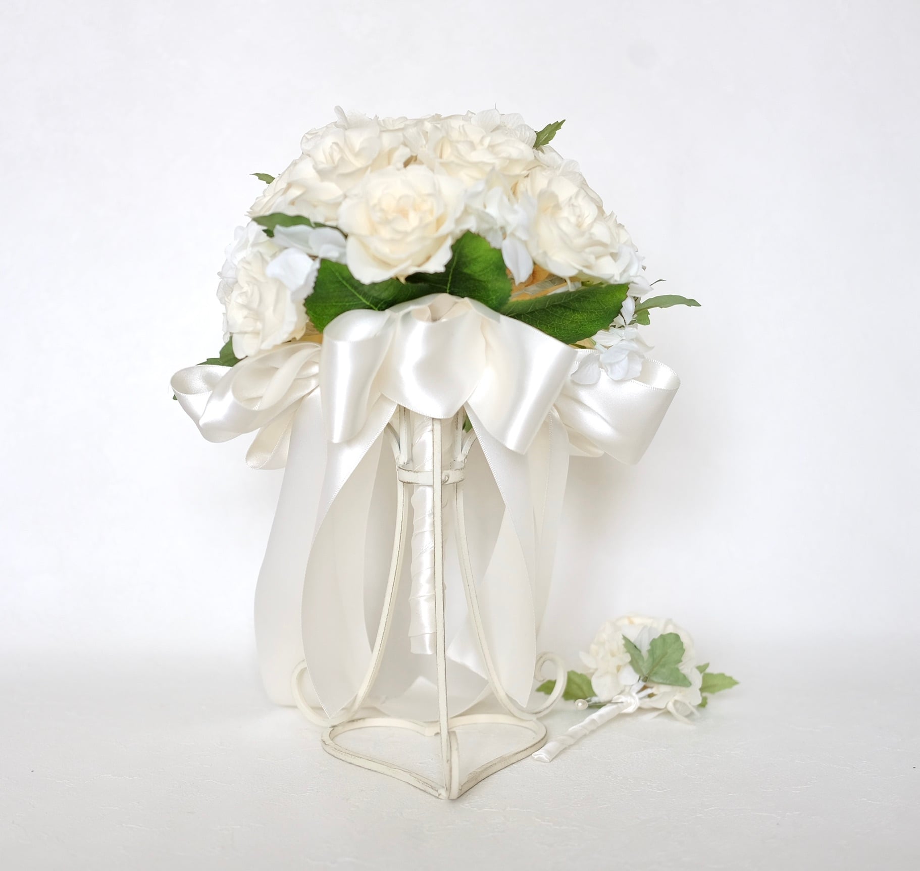 ケース付き】プリザ白バララウンドブーケ | ブライダルフラワー専門店