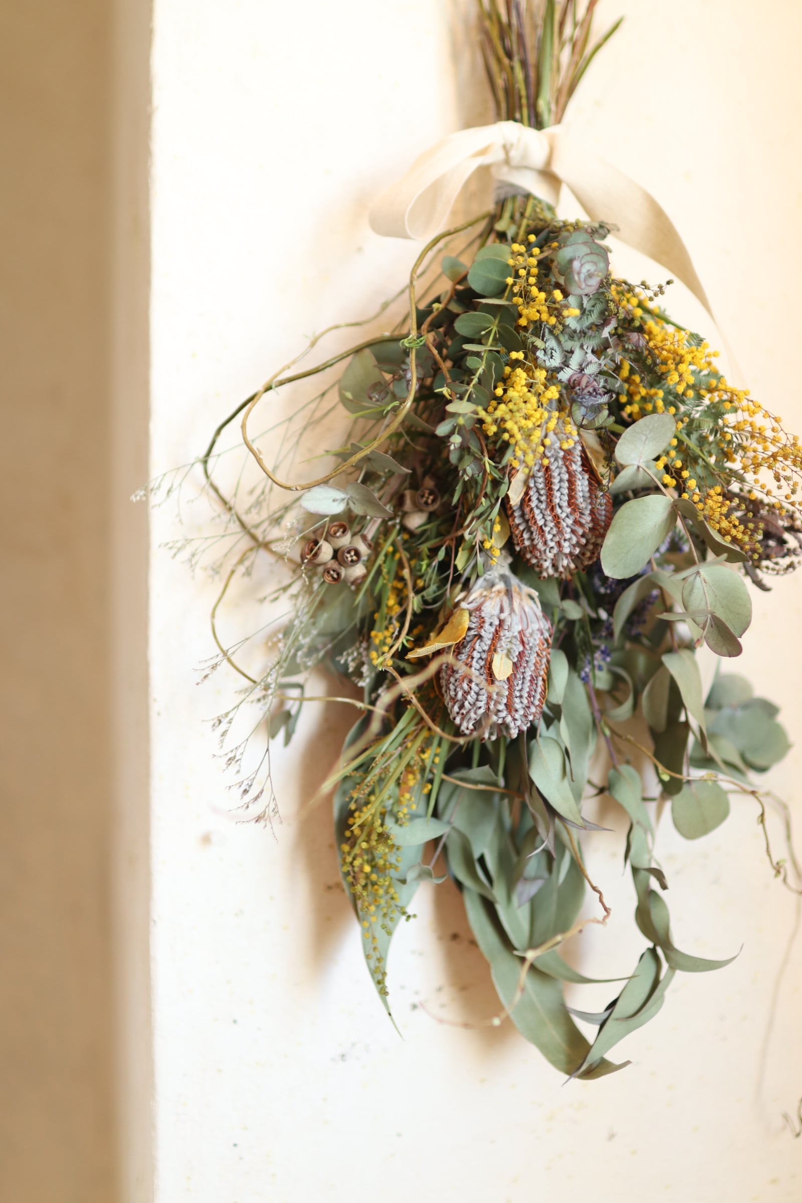 バンクシアとミモザのブーケスワッグ