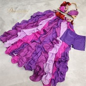 ベリーダンス オリエンタル 衣装 上下セット パープル系 ラインストーン 花 トップス スカート ベルト 紫 赤 フリル 華やか 豪華 装飾 煌びやか ペチコート ペチパンツ ダンス衣装 舞台 鮮やか ストーン スリット キラキラ レッド系 ピンク系