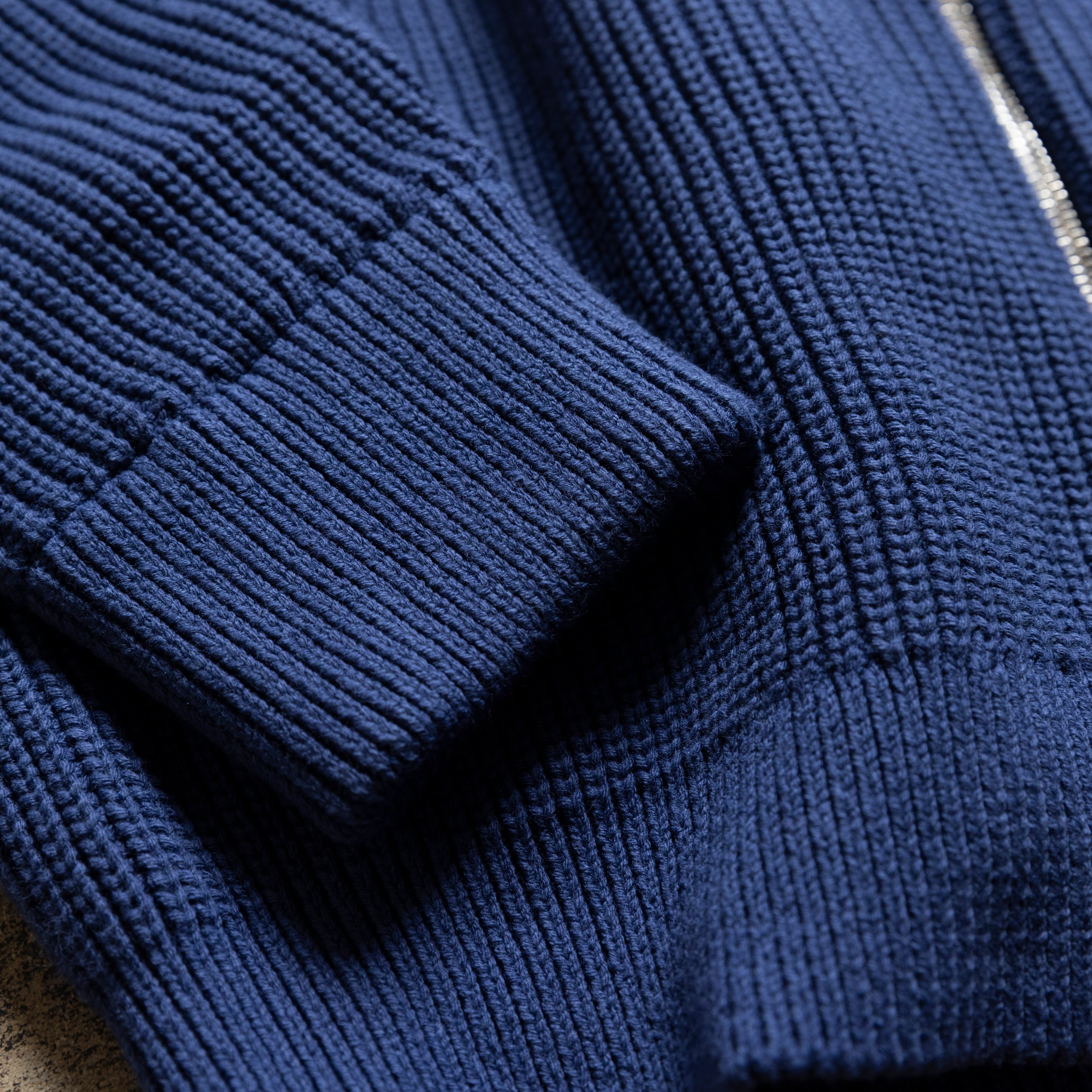 休日のOFFも、仕事のONも。大人の「ドライバーズニット」 | 「Japan