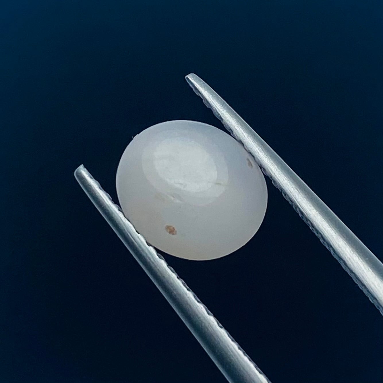 神秘的なホワイトカラーのスターサファイア