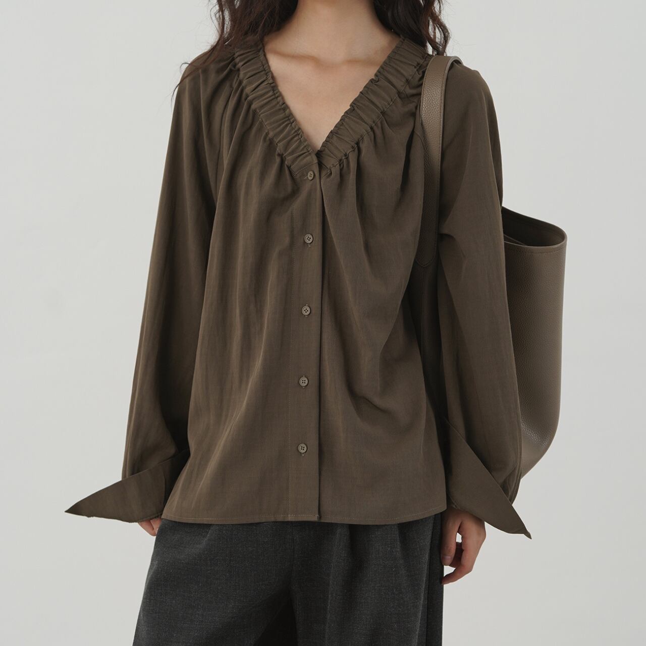 ギャザーVネックブラウス a0607