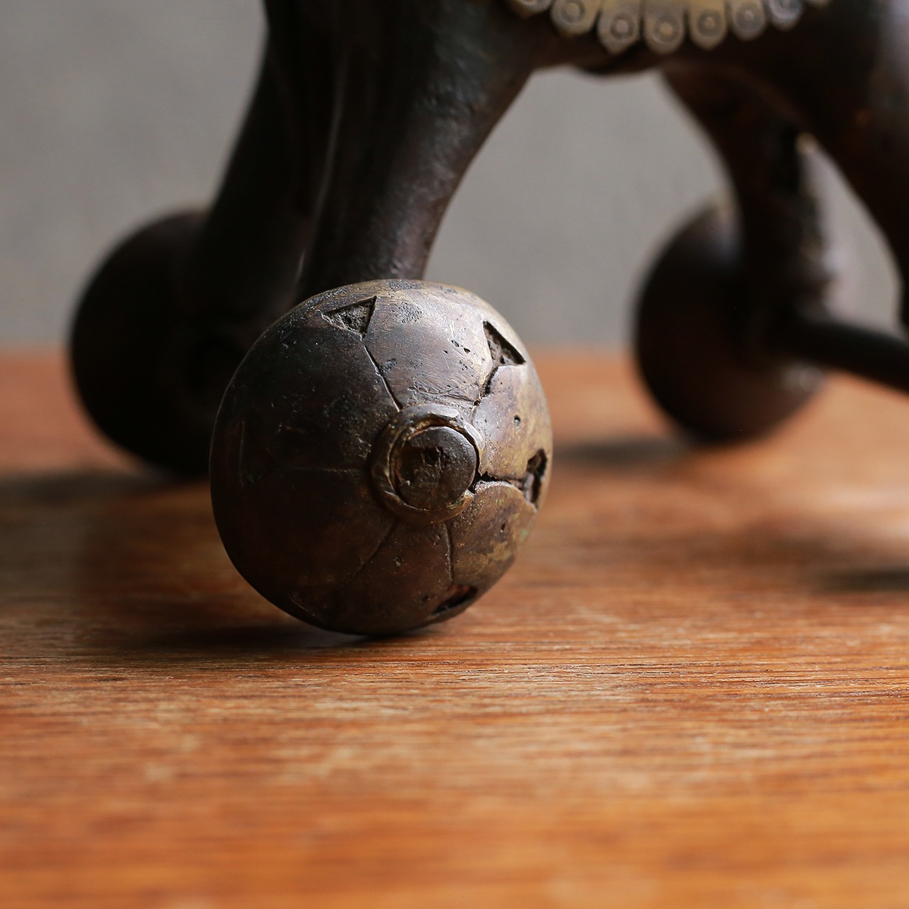 タイヤで走る、ずっしりと力強い馬