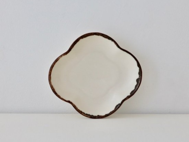 小峰英利　四弁花小皿 ホワイト