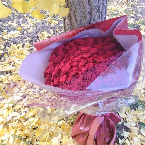 最上級のサプライズ！赤いバラの花束108本 | レブーケ軽井沢