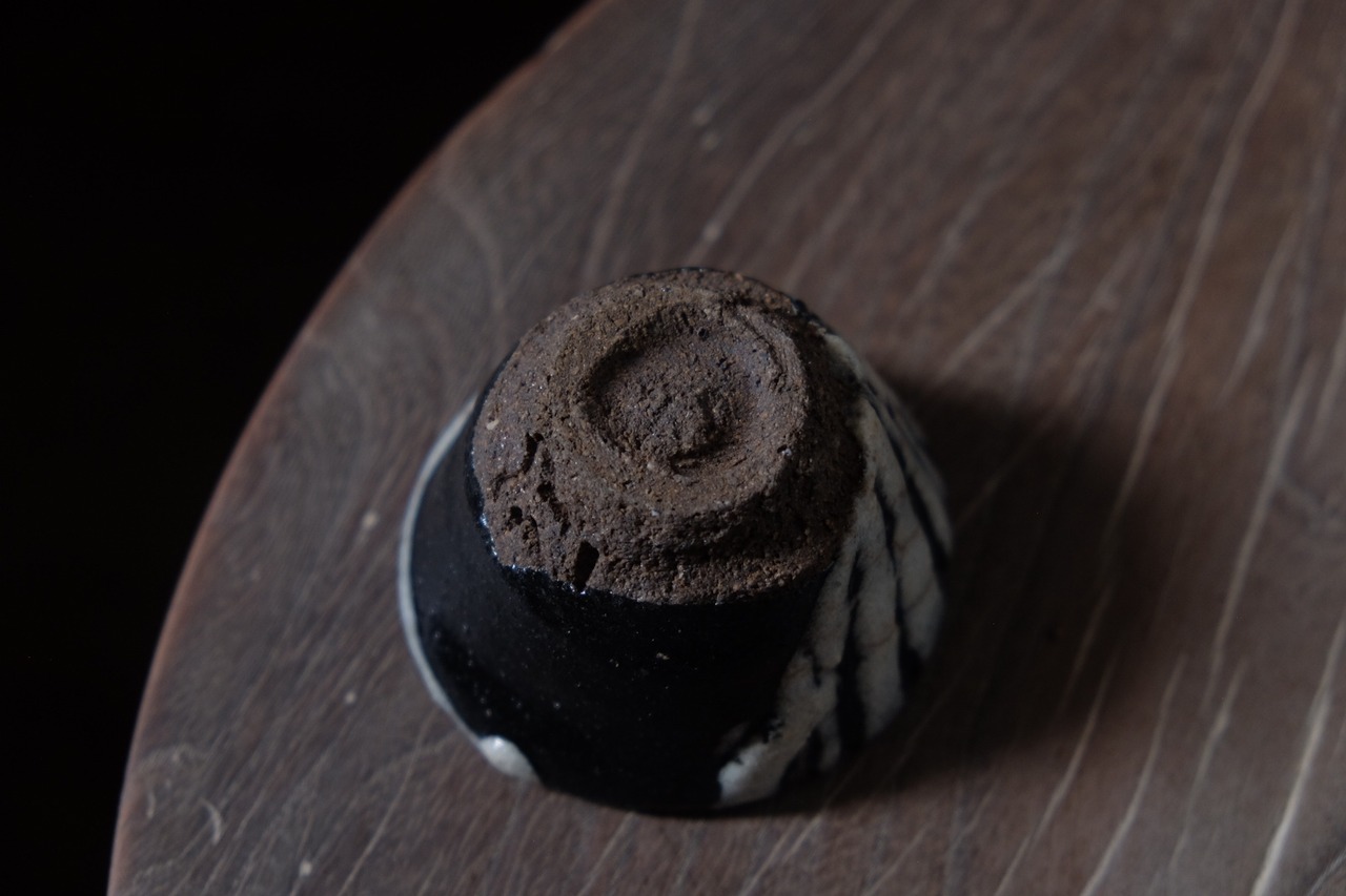 蓬莱掛分ぐい呑 /卯一                                      Horai Iron-Glazed white-flow sake cup/Uichi