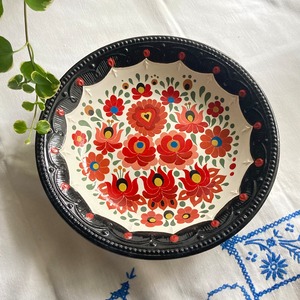 ハンガリー 黒縁 お花モチーフ飾り皿