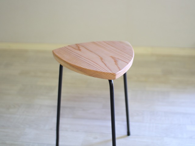 三角スツール【中】杉　アイアン　椅子