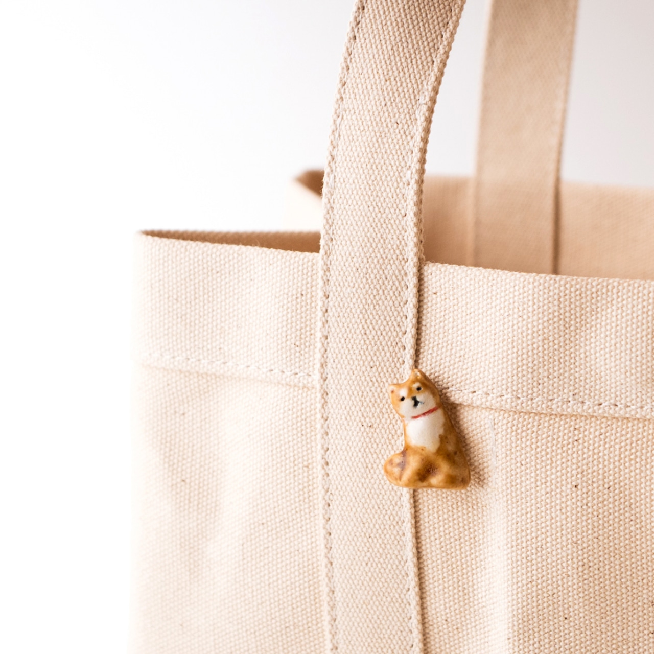 赤い首輪の柴 ピンバッチ