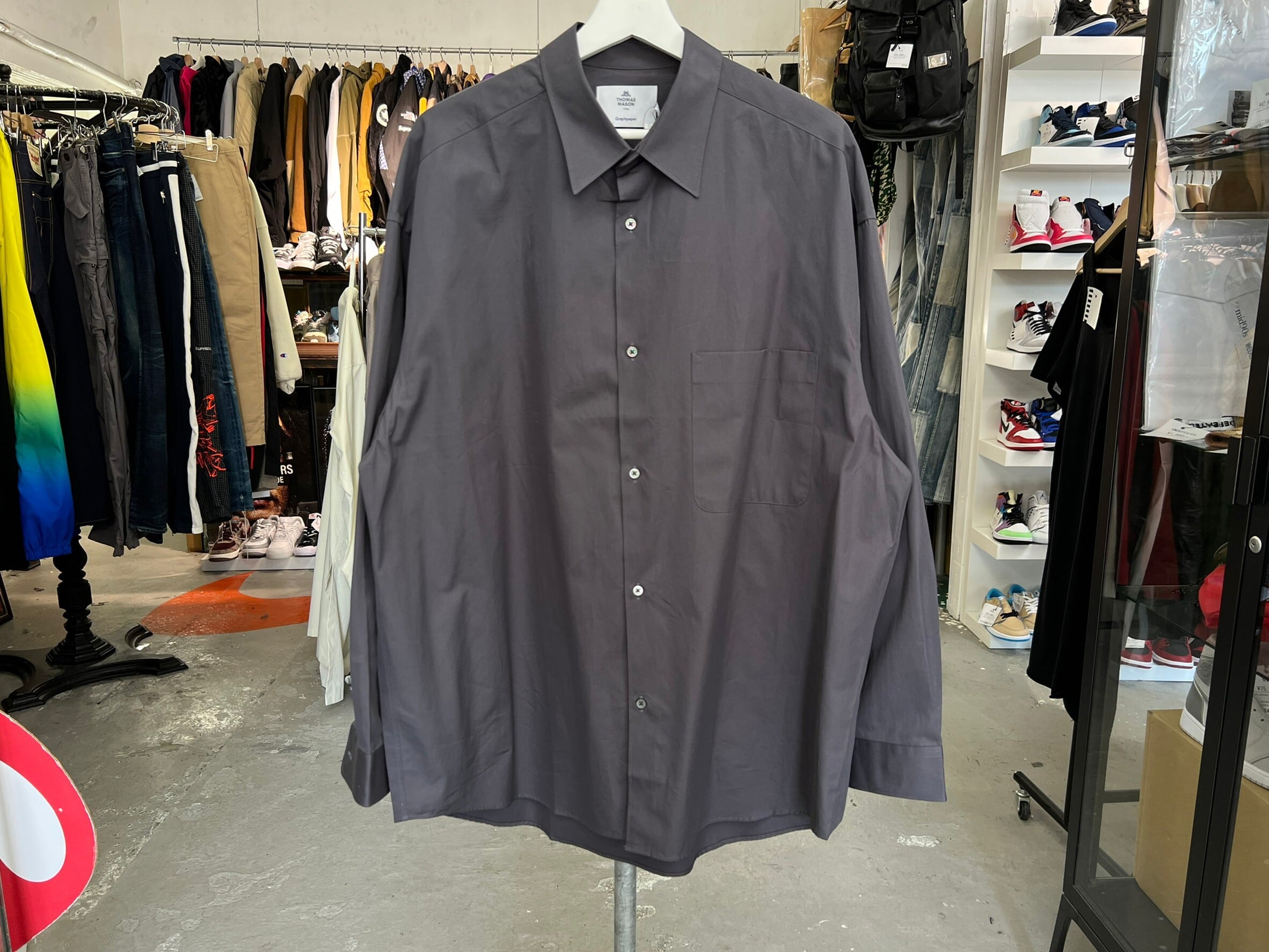 GRAPHPAPER × THOMAS MASON OVERSIZED REGULAR COLLAR SHIRT CHARCOAL 