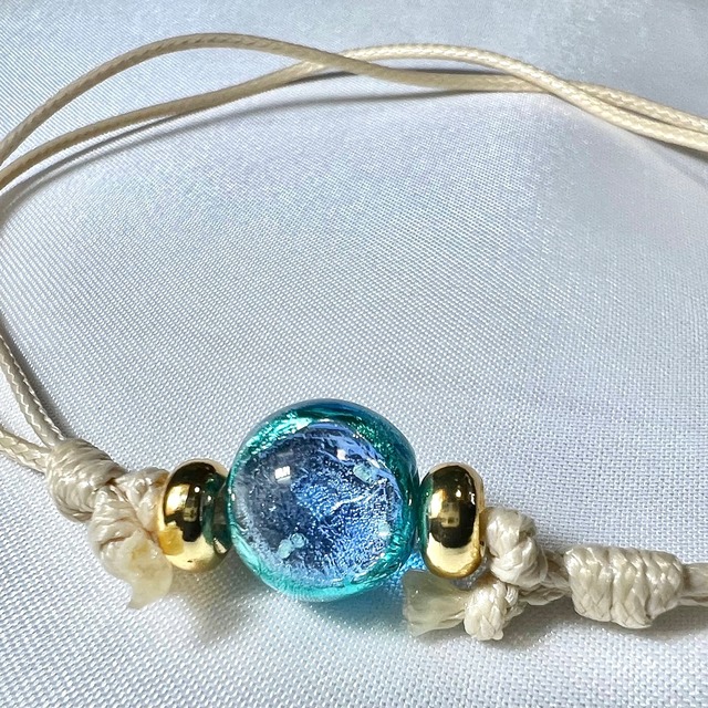 琉球ホタルガラスアンクレット 神秘のナベゾコ池ブルー ― 深みが静かに揺らぐ、青のグラデーション ―