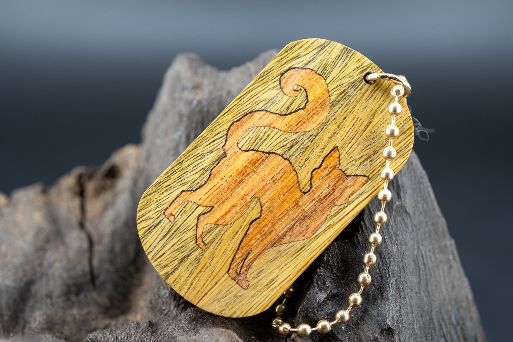 【翡翠の木】 パロサント ドッグタグ 象嵌 探る視線