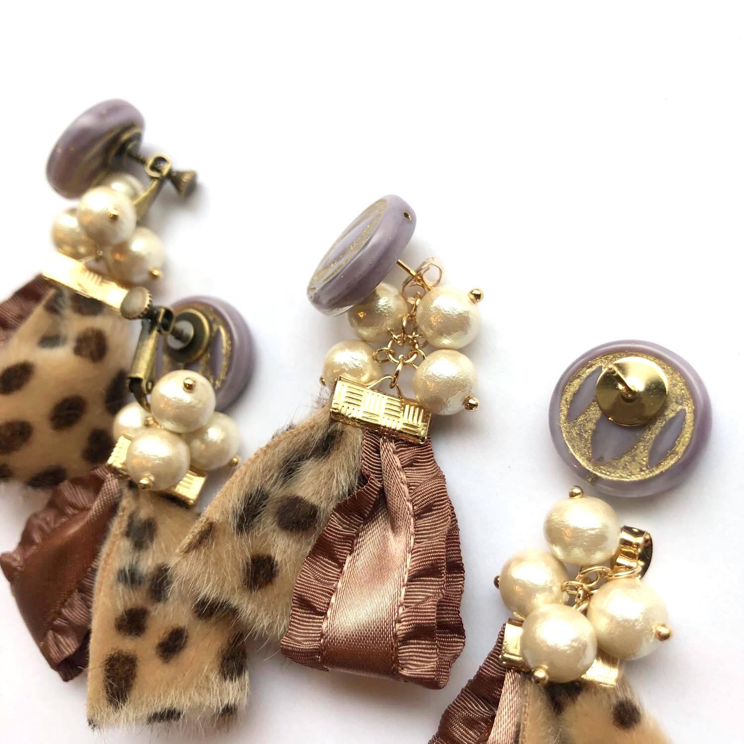 ダルメシアン柄とフリルサテンリボンの〈ピアス/イヤリング〉 | Dua