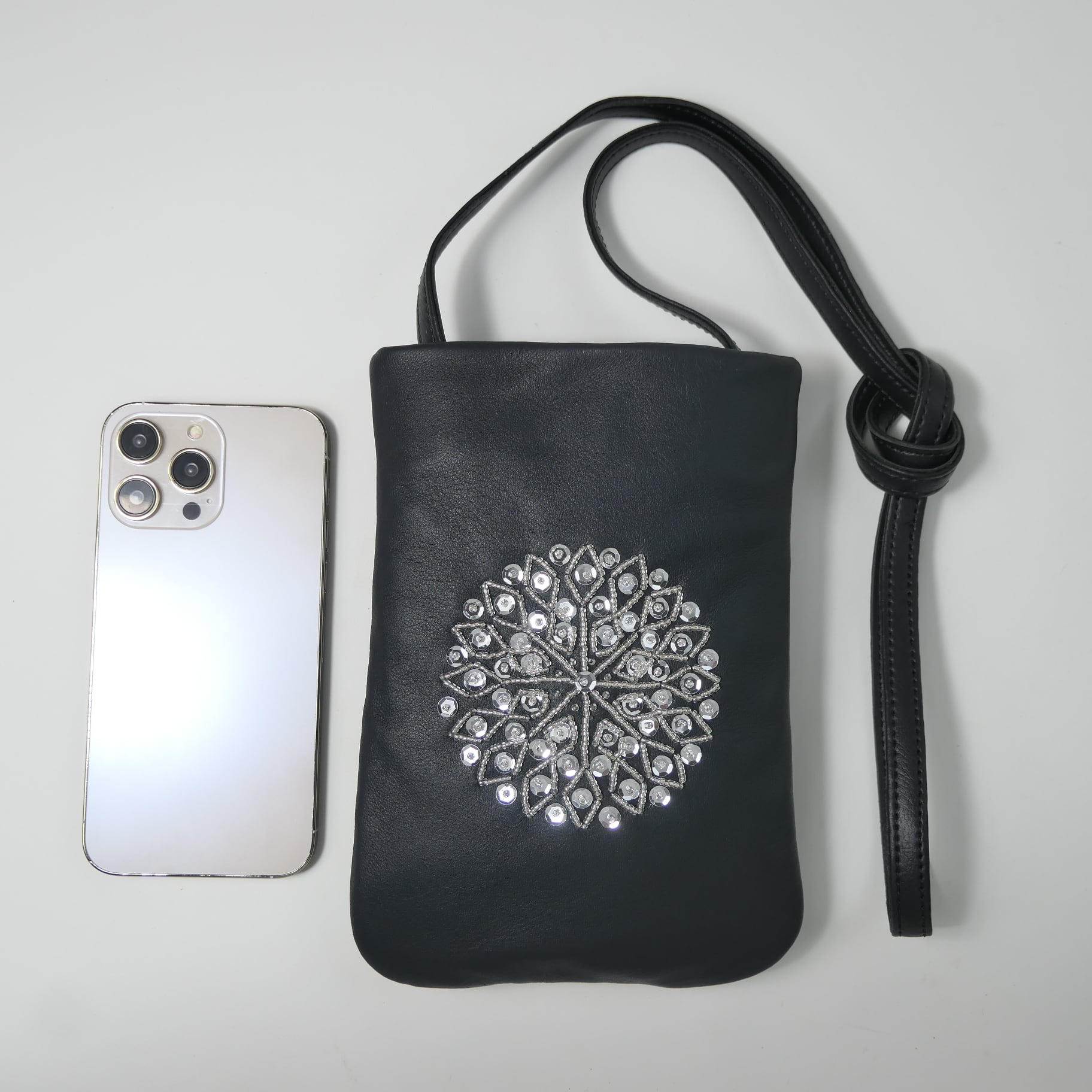 ブラック レザー スマホ ショルダーバッグ Mサイズ（スパンコール