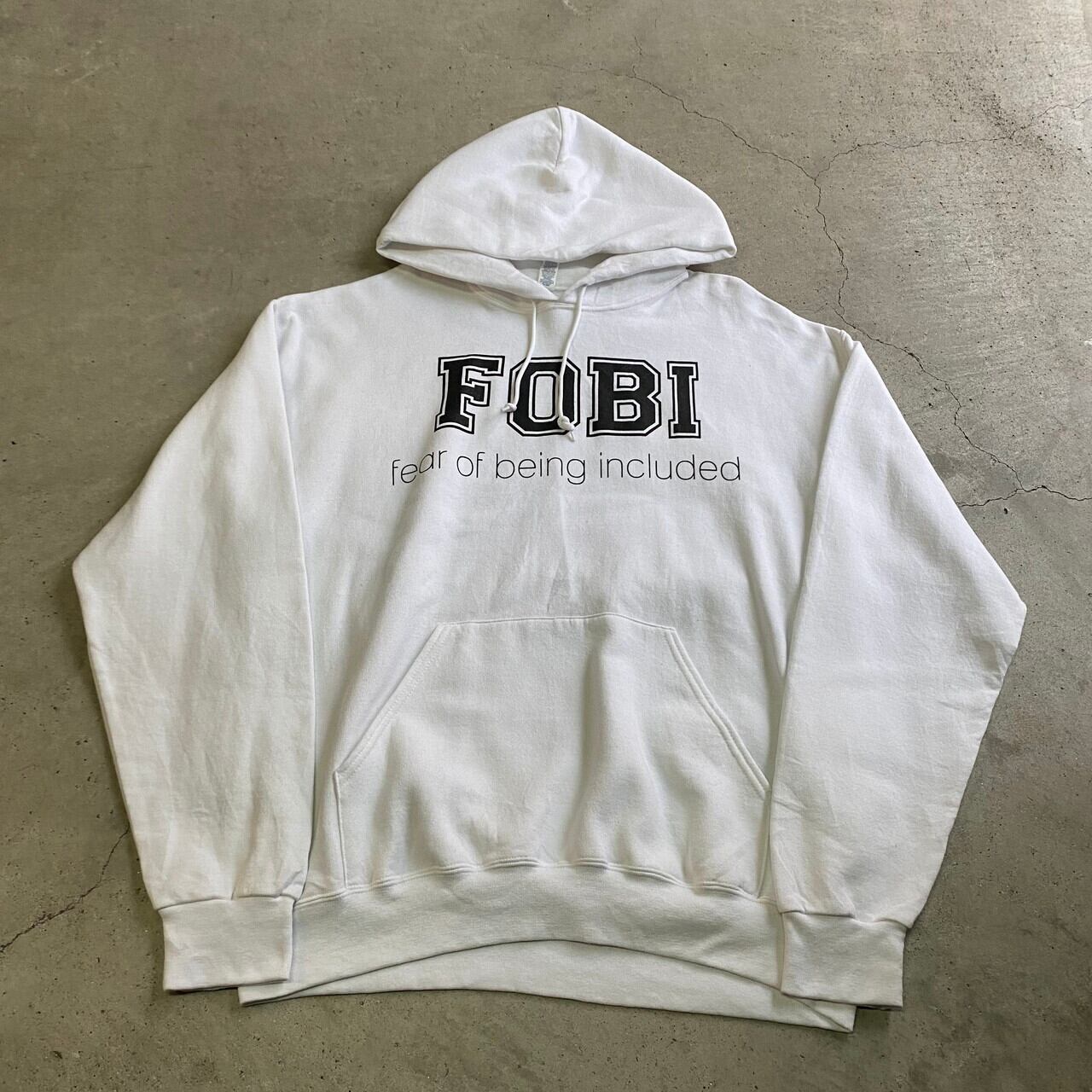 Fobi Fear Of Being Included ロゴ プリント スウェット パーカー メンズl 古着 トレーナー フロントプリント ホワイト 白 パーカー Cave 古着屋 公式 古着通販サイト 30 Off Sale開催中