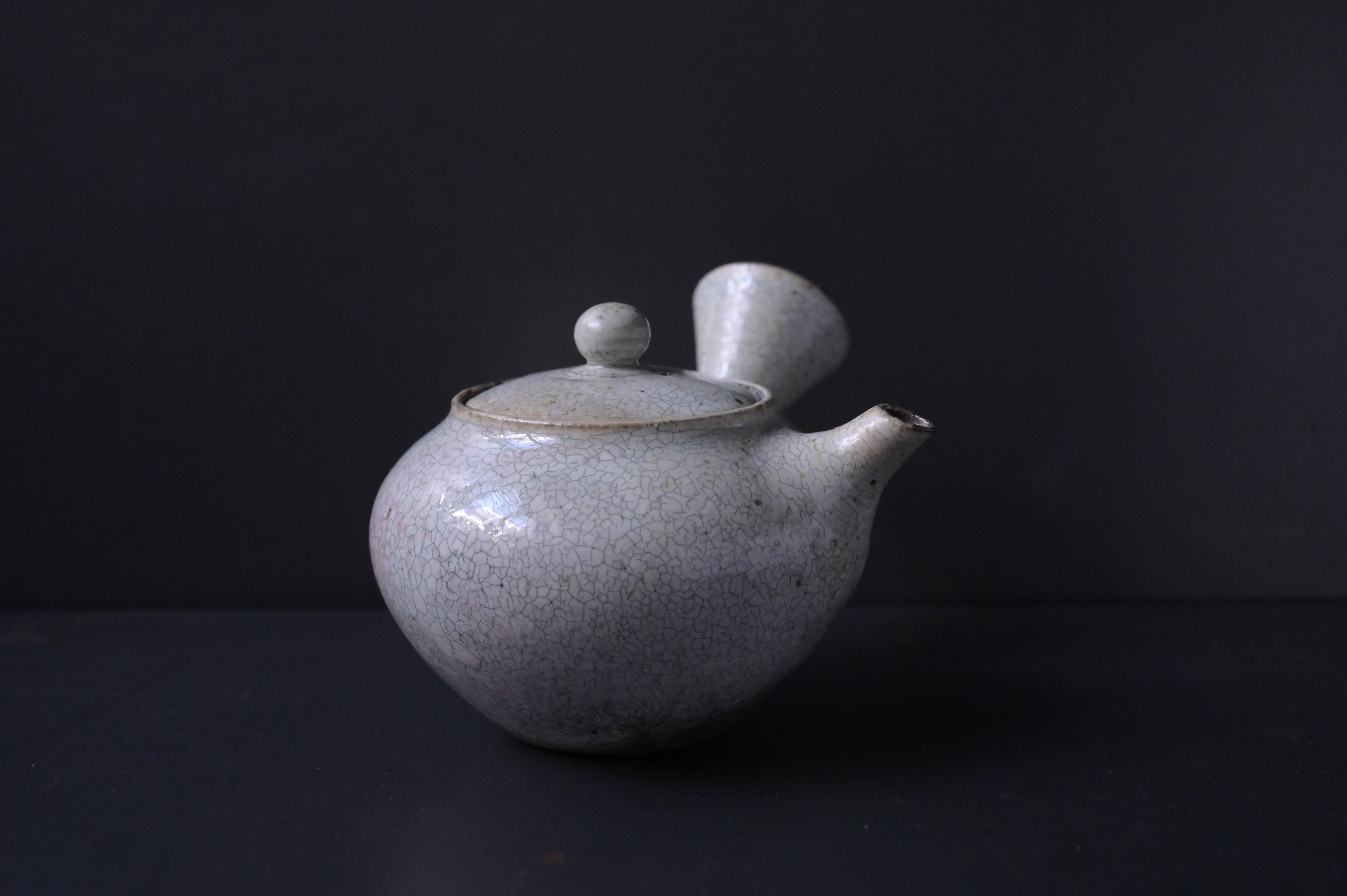 山崎さおり 炭化粉引急須 | 鎌倉倶楽部 茶寮