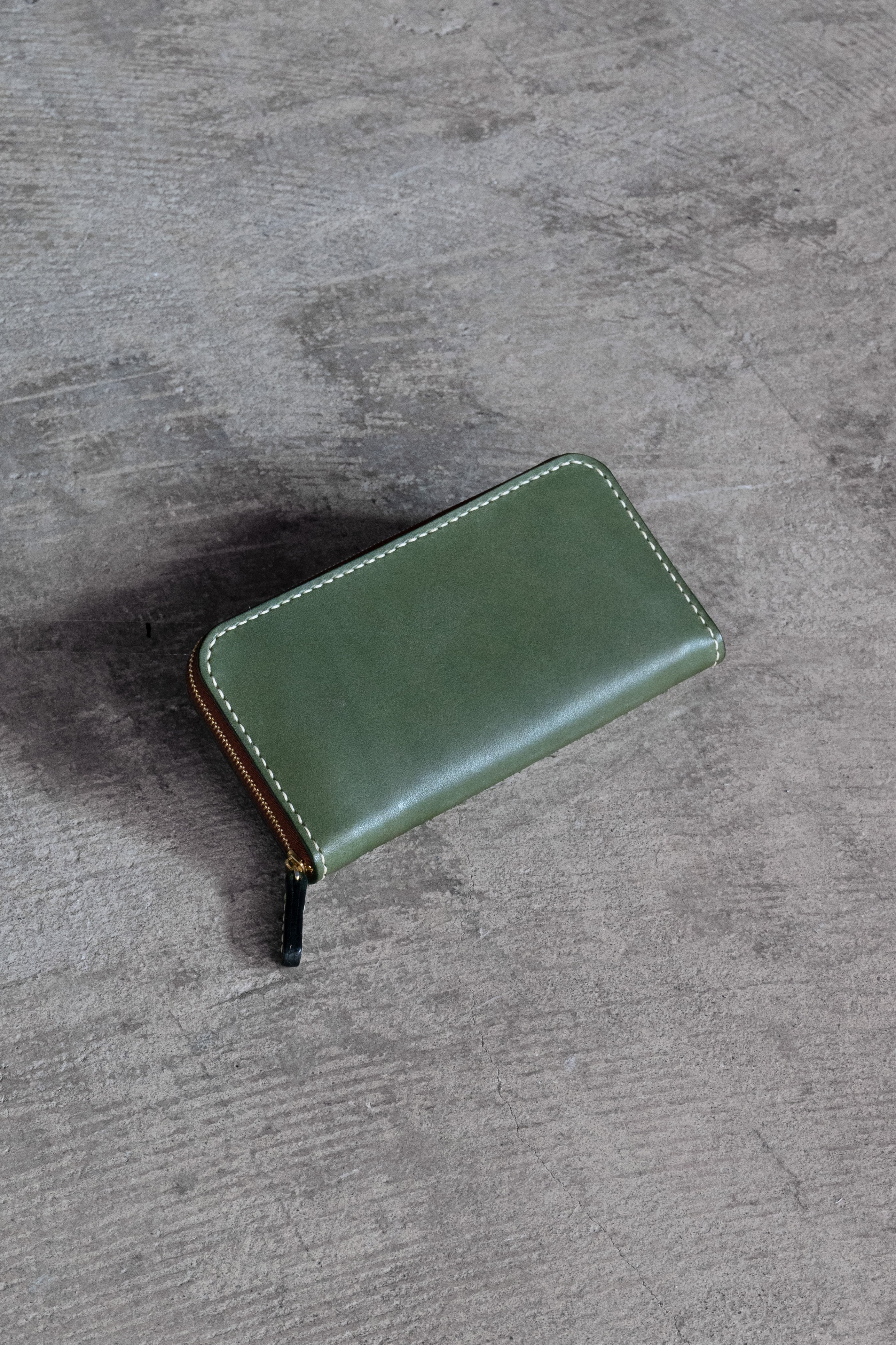 admj　ラウンドレザー　ウォレット　ミツバチ　グリーン Roundzip wallet / Oil【送料無料】 | 高級皮革ならminca｜栃木レザー