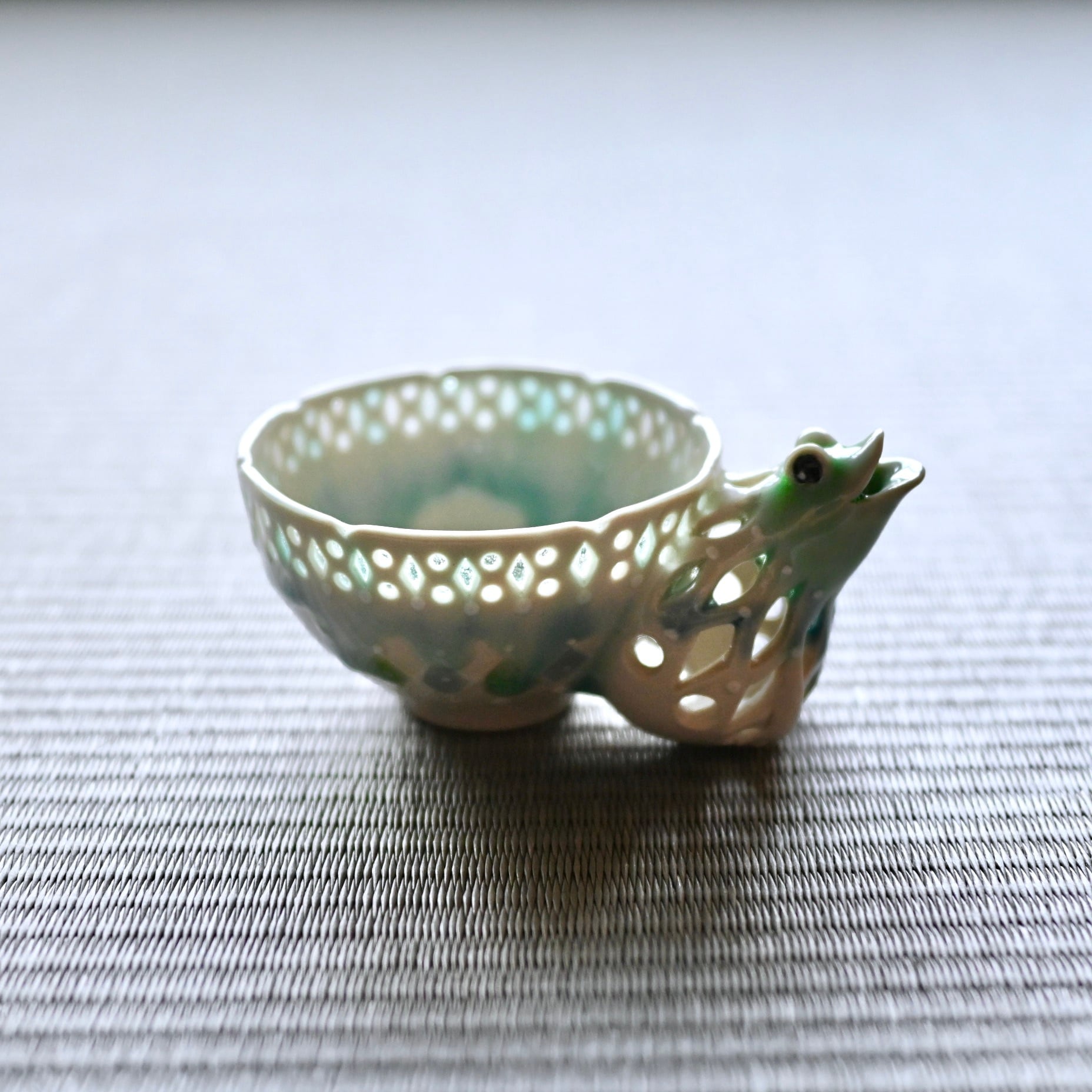09.カエル蛍手ぐい呑み | 陶工房 みかガマ ＊ のぐちみか