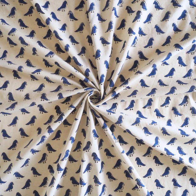 ブロックプリント生地【50cm単位】インド綿  小鳥柄 生成り×ブルー #55510-WT1