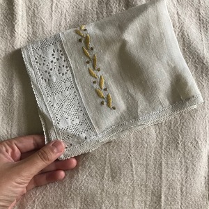 スウェーデンの植物刺繍の布