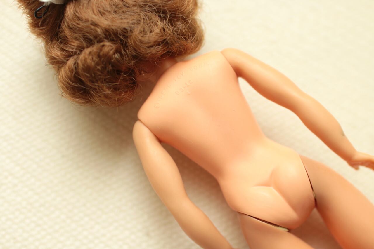 キリリとした美人さんのポーズン・タミーちゃん（ブラウンヘア・人形