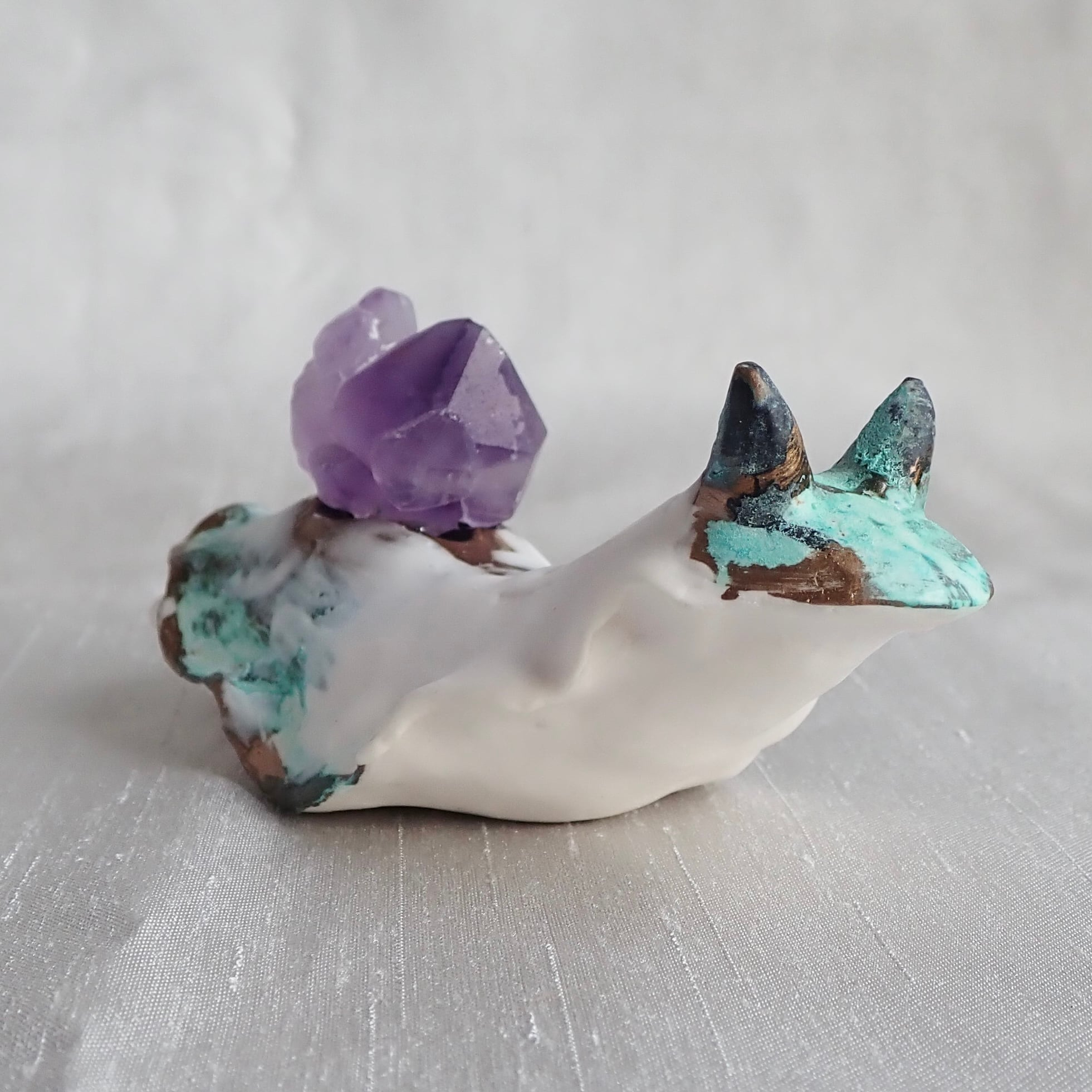 鉱石動物　ウミウシ　アメジスト　ハンドメイド 鉱石ウミウシ-アメジスト-】 | MUNIMA ART