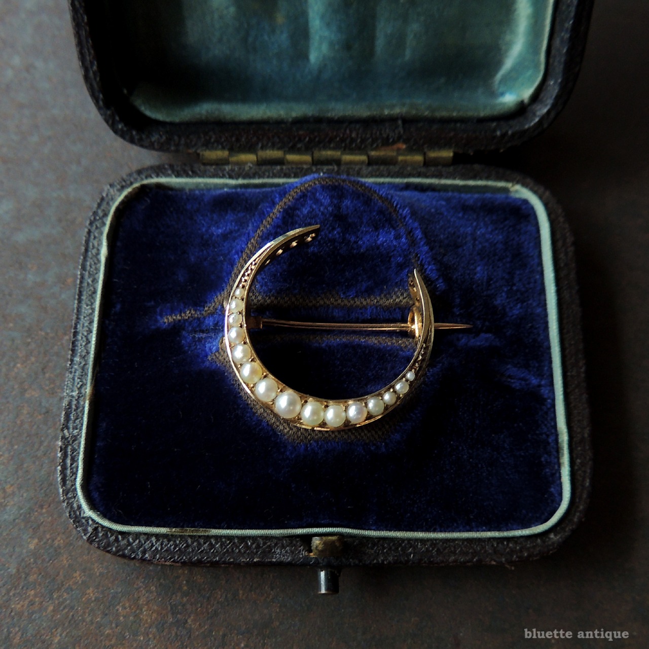 英国アンティークジュエリー 15ctゴールド 真珠 クレセント(三日月)ブローチ(ソーティングメモ付)