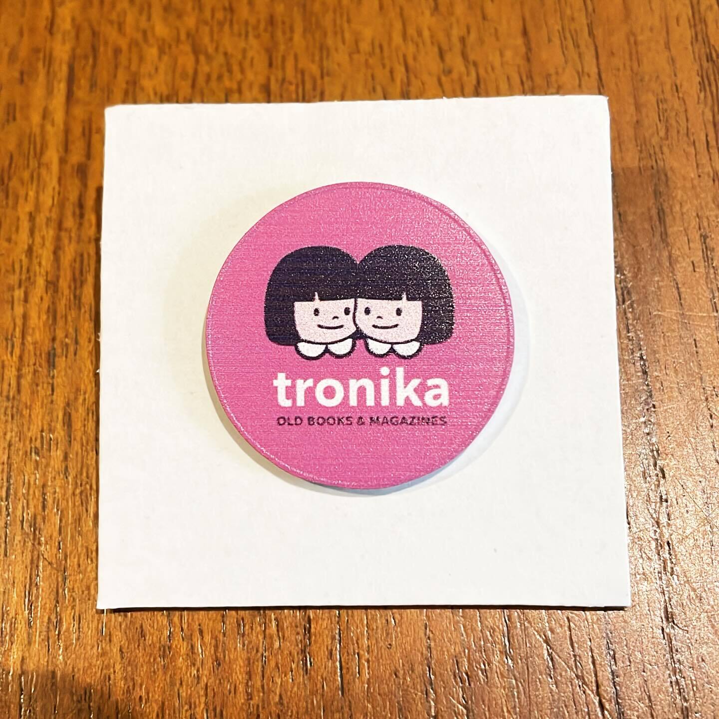 ピンバッジ「トロニカ　双子　イラスト　顔アップ　ピンク」 - 画像1