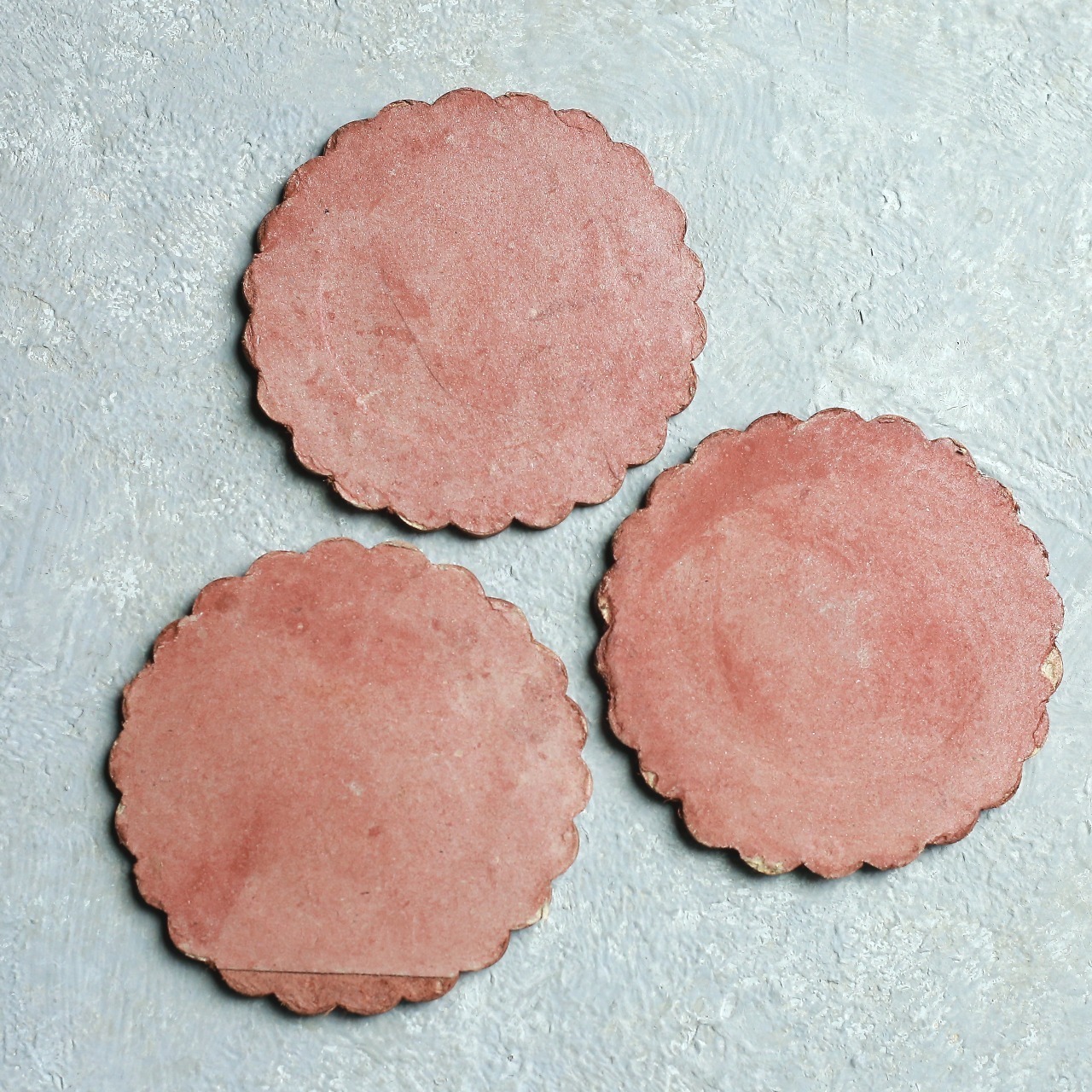 異国情緒溢れる、レザーのコースター