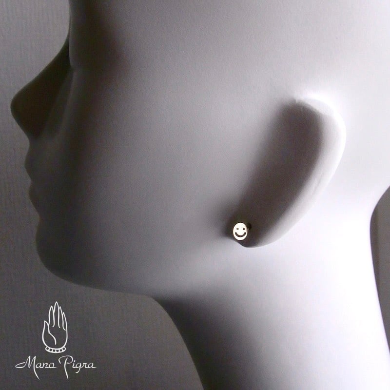 K18 Nikkori Pop Up Earring / 18金製 飛び出す小さな片ピアスーニッコリ