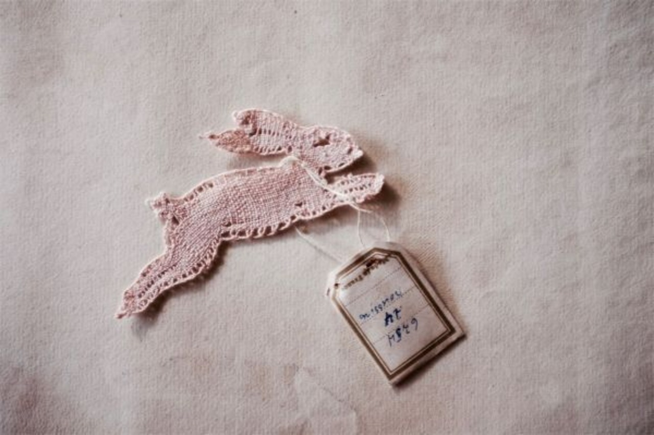 30s フランス リネン 古薔薇色のウサギとボビンレースアップリケ 2p アンティーク