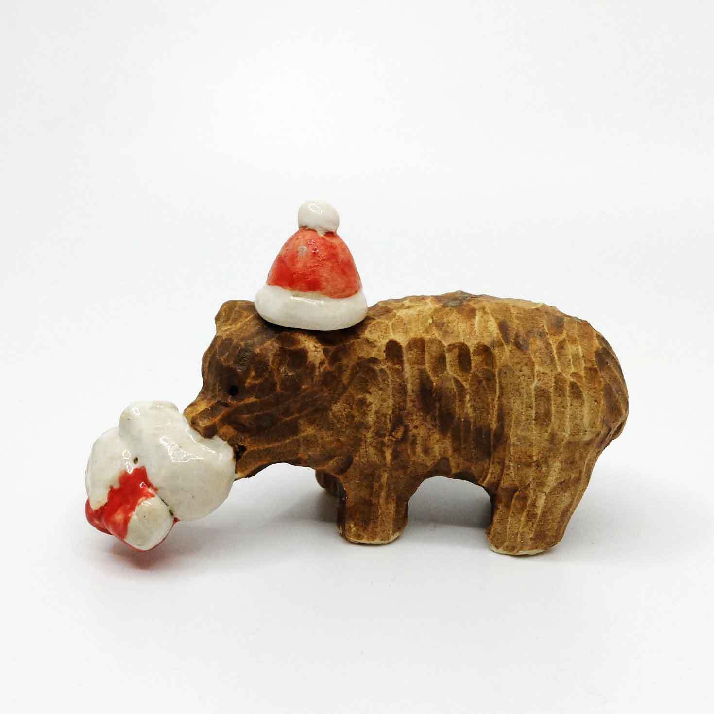 木彫り熊(クリスマス)の置き物 / すずきたまみ / 陶芸作品