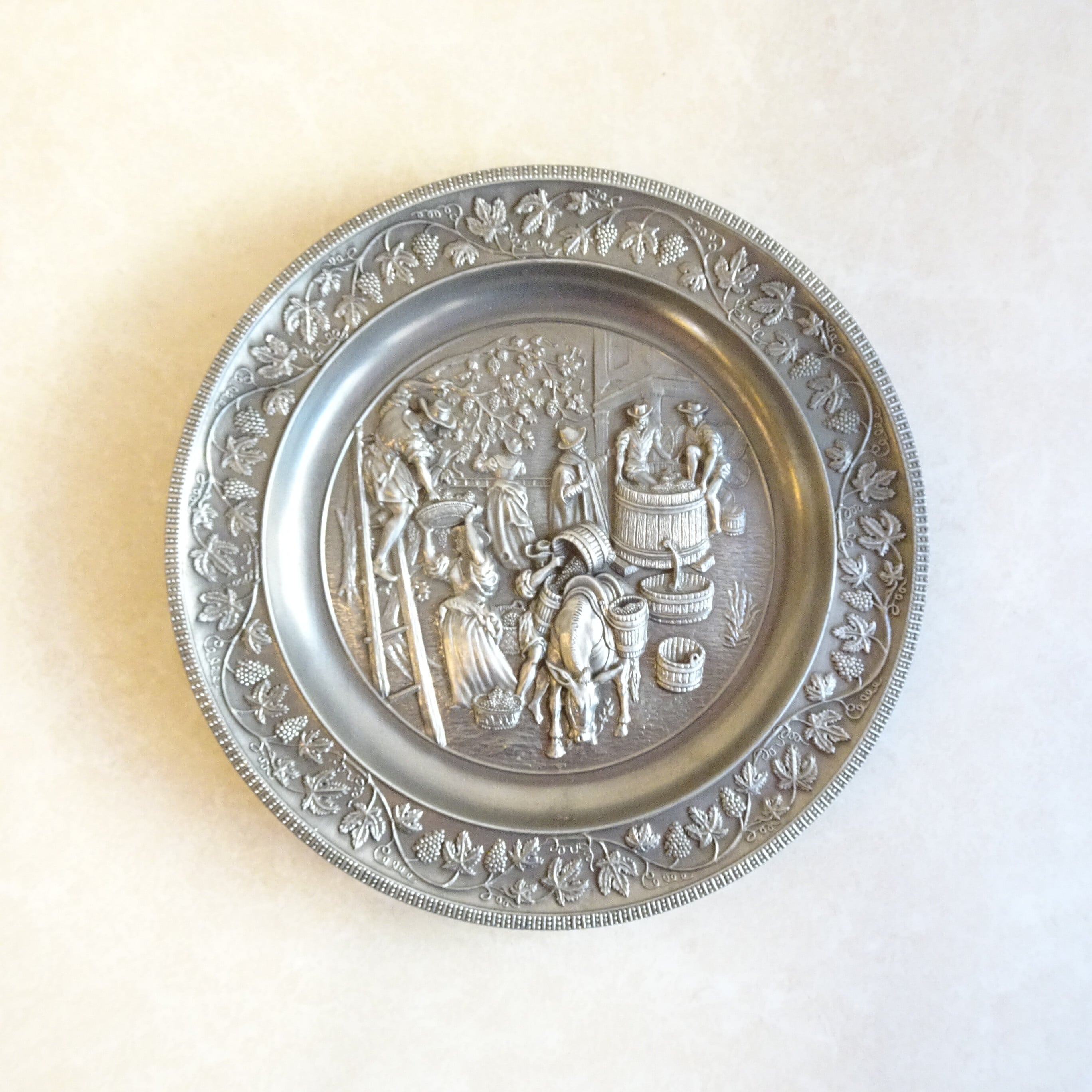 ドイツ・ワイン製造のピューター壁かけ