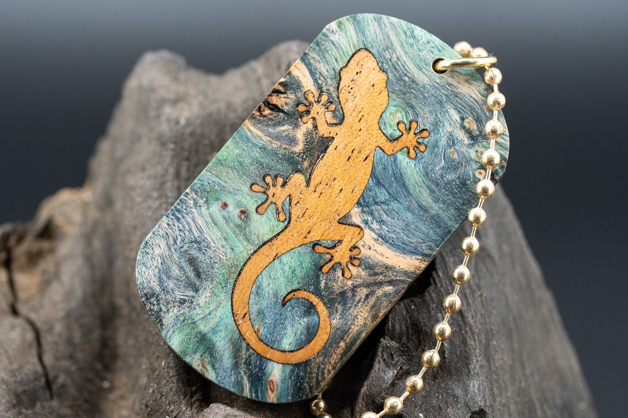 【朱色の銘木】 本花梨瘤 スタビライズウッド ドッグタグ 象嵌 木登りトカゲ