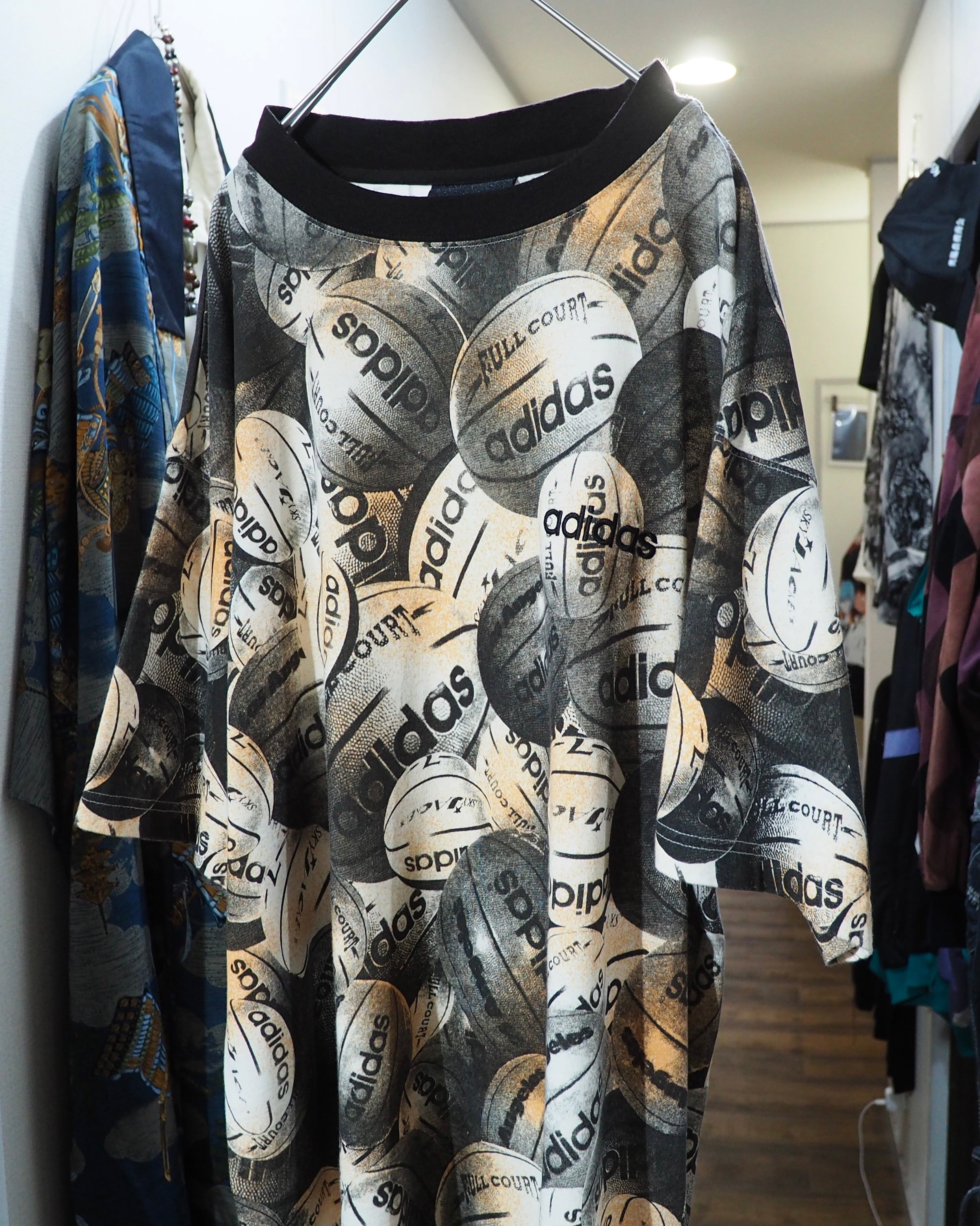1990s ” Old adidas ” Many Many Basketball printed vintage loose SS Tee