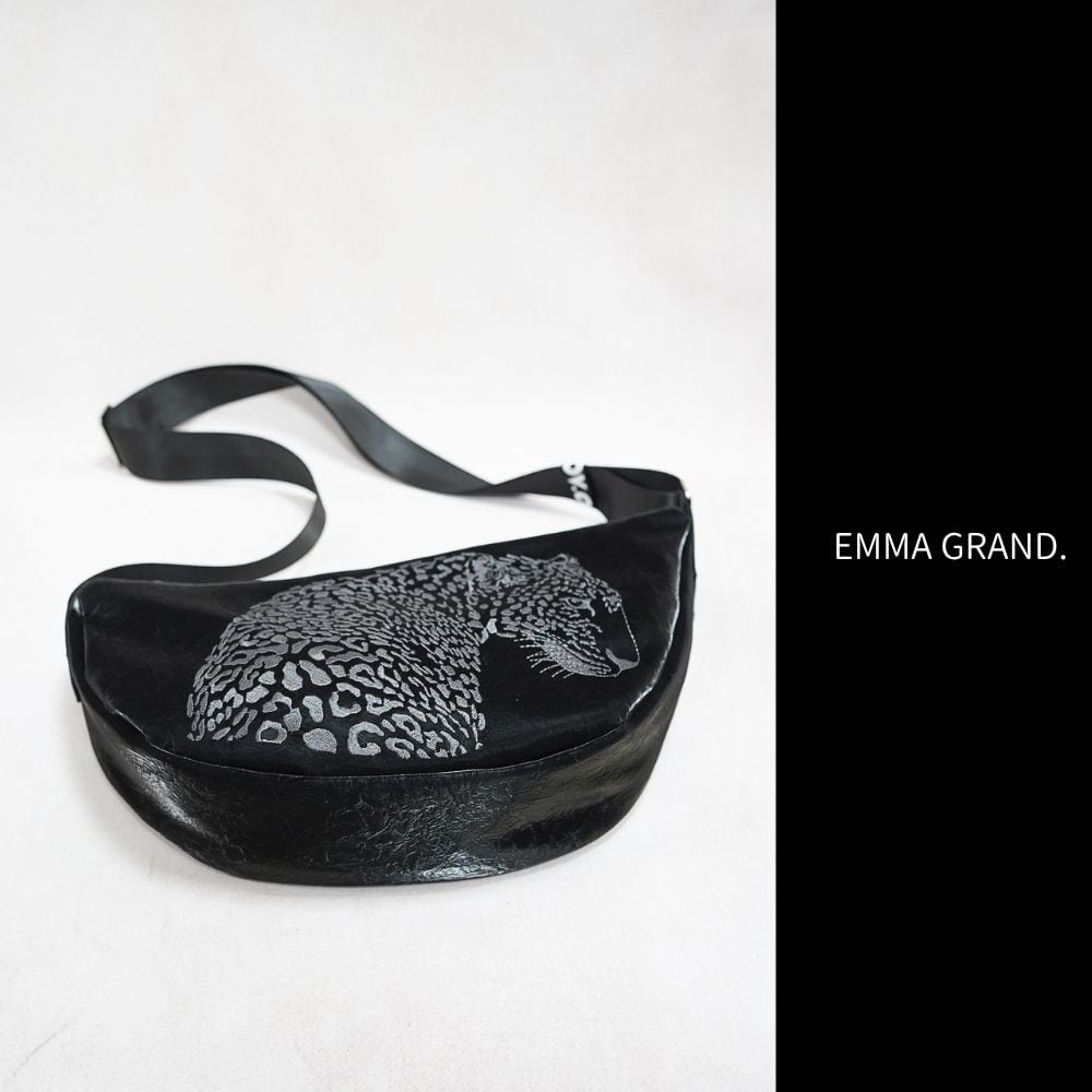 静寂の闇に潜む黒豹のアートショルダーバッグE00656 | EMMA GRAND