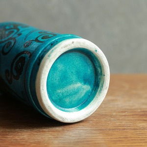 エメラルドグリーンが鮮やかな、美しい模様のフラワーベース