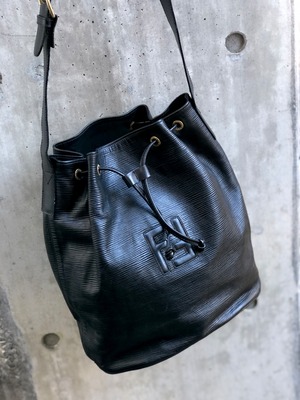 FENDI フェンディ　FF型押し　エンボス　巾着　ドローストリング　ショルダーバッグ　ブラック　vintage　ヴィンテージ　オールドフェンディ　s76hmt