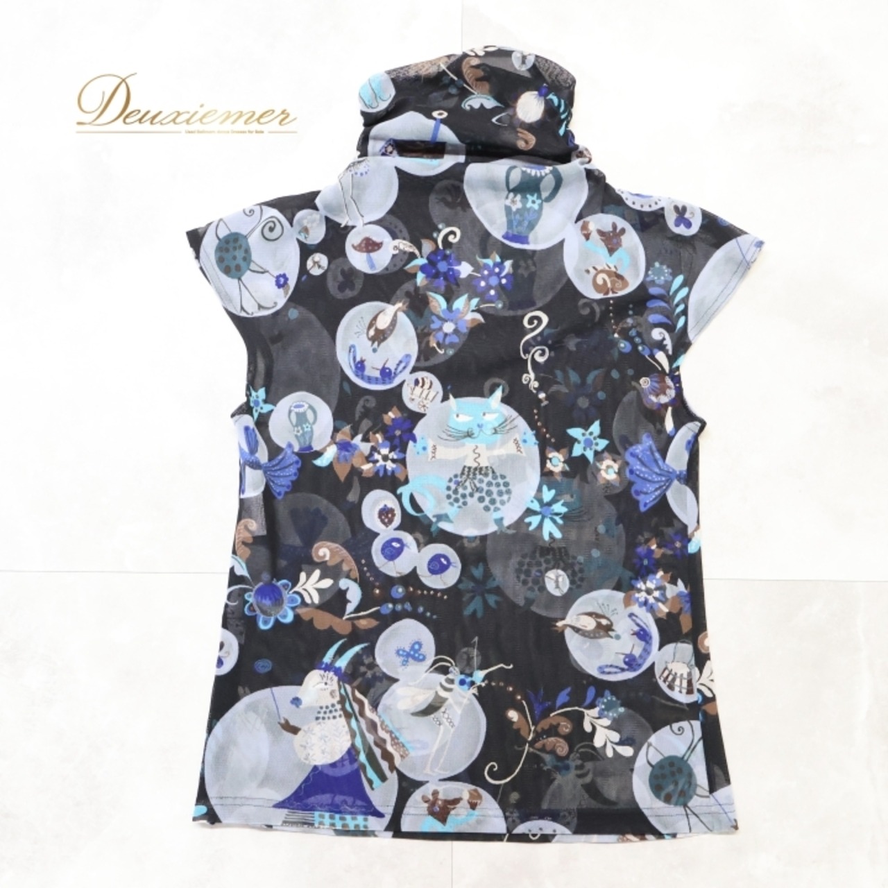 レディース トクコプルミエヴォル TOKUKO 1er VOL トップス ブラウス ブラック系 日本製 猫 柄 ハイネック タートルネック 透け感 メッシュ生地 黒 青 白 カジュアル 可愛い 華やか トクコ グレイ系 ブルー系 ホワイト系