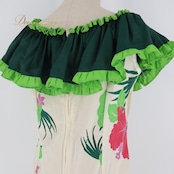 フラダンス 衣装 ワンピース ドレス ムームーファクトリー ホワイト系 グリーン系 T&L MUUMUU FACTORY ハワイ製 アシンメトリー フリル ハイビスカス柄 かわいい 華やか 鮮やか 明るい ハワイアン アロハ ハワイアンプリント フラ