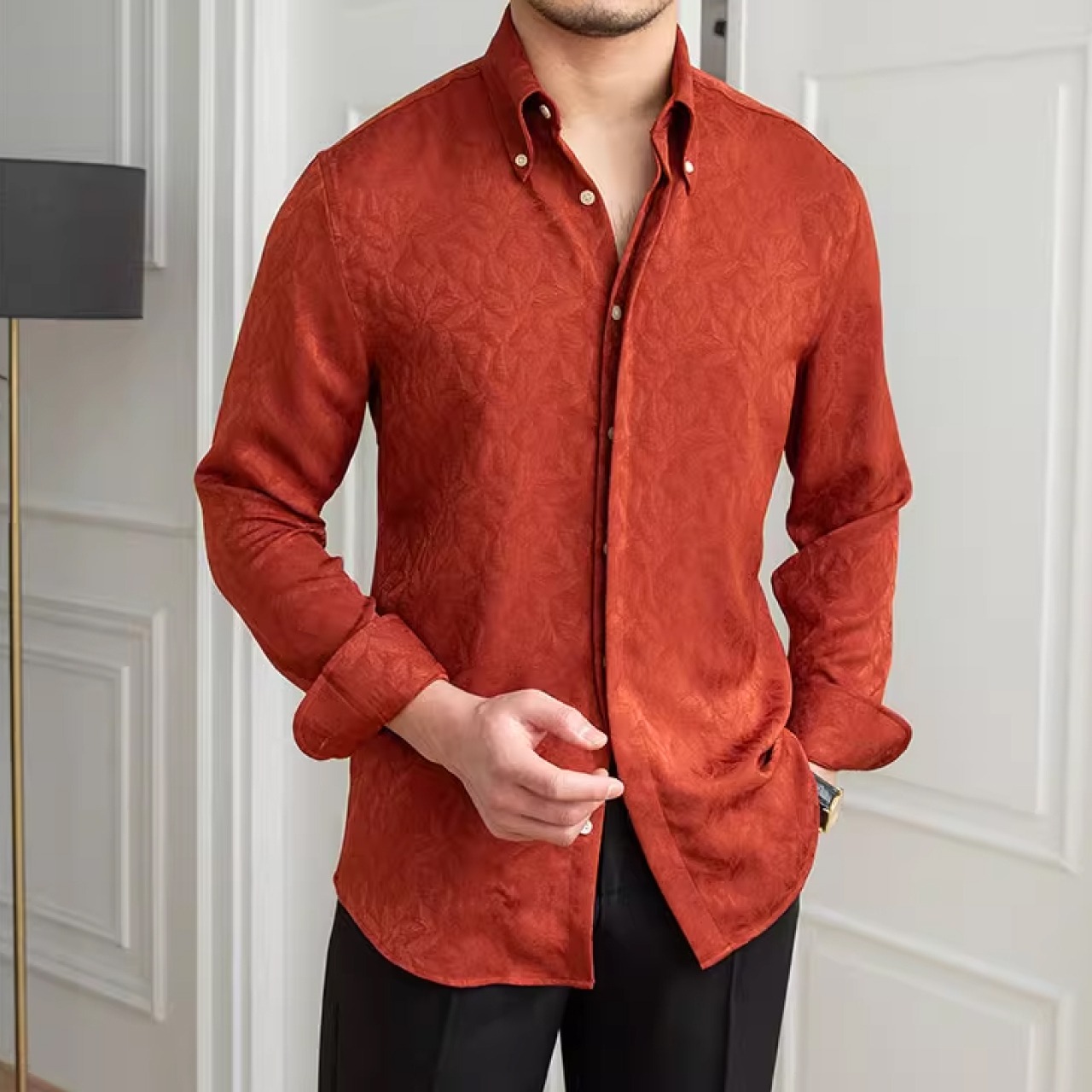 スリムシルエットで、春夏のカジュアルスタイルを格上げしてくれる長袖シャツ　SH015