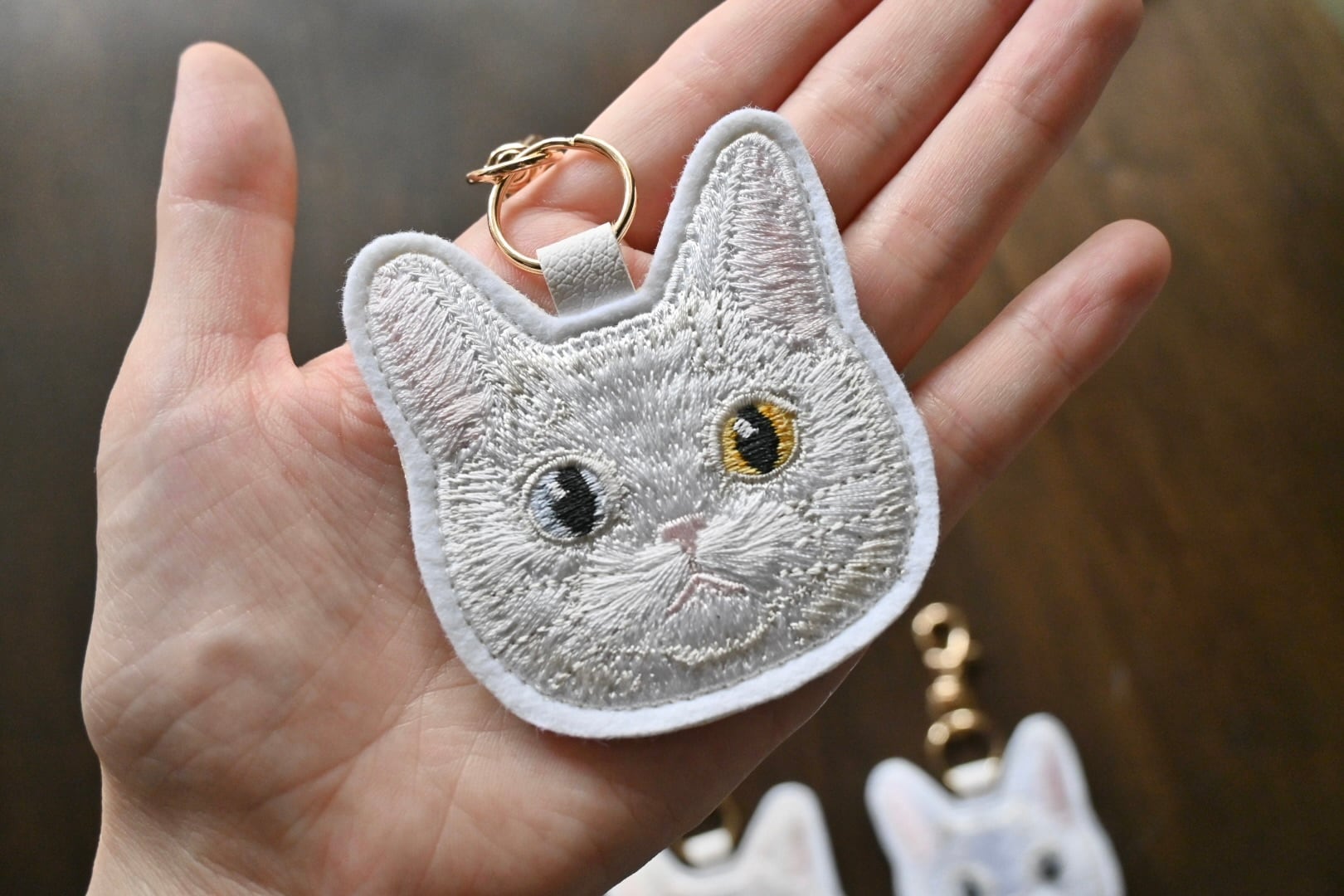 白猫ちゃんのキーホルダー【短毛】 | 猫と暮らす洋裁店